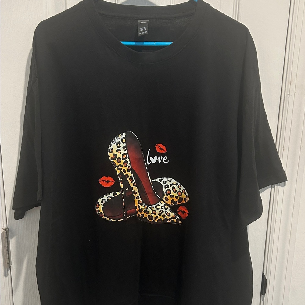Black T-Shirt with Leopard Print Heel Design NIP